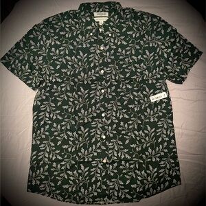 NWT. Mens short sleeve button up shirt made by Goodthreads. Size Large.